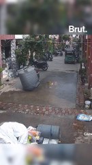 Une citerne d’eau vide tombe sur une femme en Inde