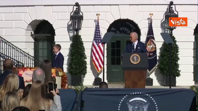 Biden grazia due tacchini per il Thanksgiving: Peach e Blossom fra gli uccelli liberi degli USA