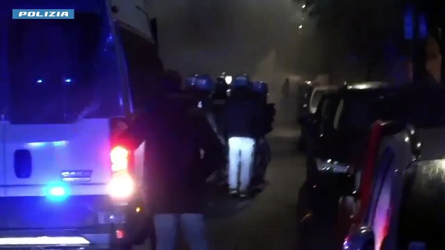 Disordini al Corvetto: cento in piazza per Ramy , le immagini degli scontri e dei danneggiamenti