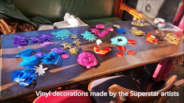 Watch Superstar Arts give Worthing pub's windows a Christmas makeover