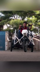 SCZ: Joven diseñó una moto para personas con discapacidad