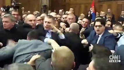 Sırbistan meclisinde yumruklu kavga | Video Haber