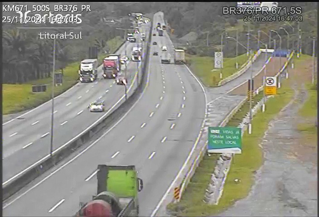 VÍDEO: Carreta bitrem com aço fica sem freios e quase perde entrada de área de escape na BR-376