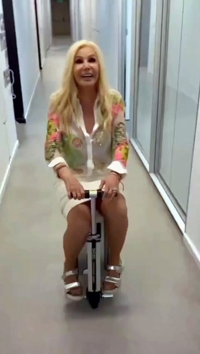 susana gimenez se subio a una valija movil y paseo al ritmo de don de miranda es la guitarra de lolo