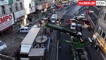 Güngören'de yol çöktü, 2 kamyon çukura düştü