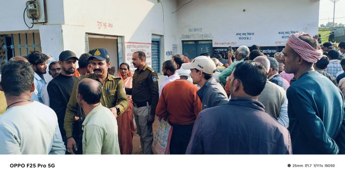 खाद के लिए धक्के खा रहा अन्नदाता, संगीनों के साये में वितरण