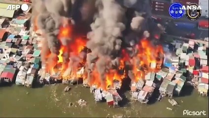 Filippine, gigantesco incendio a Manila: le immagini dal drone