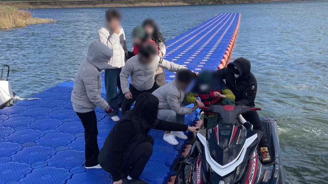 얕은 수심에 멈춘 레저용 배...승객 16명 모두 구조 / YTN