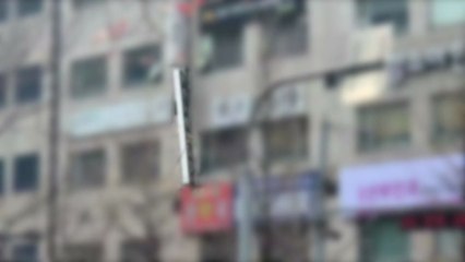 추락할 듯 매달린 상가 간판..."강풍 때문으로 추정" / YTN