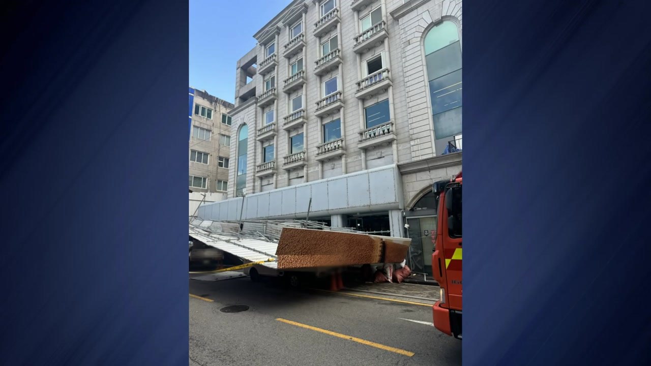 공사장 가림막 강풍에 전도...화물차 2대 파손 / YTN