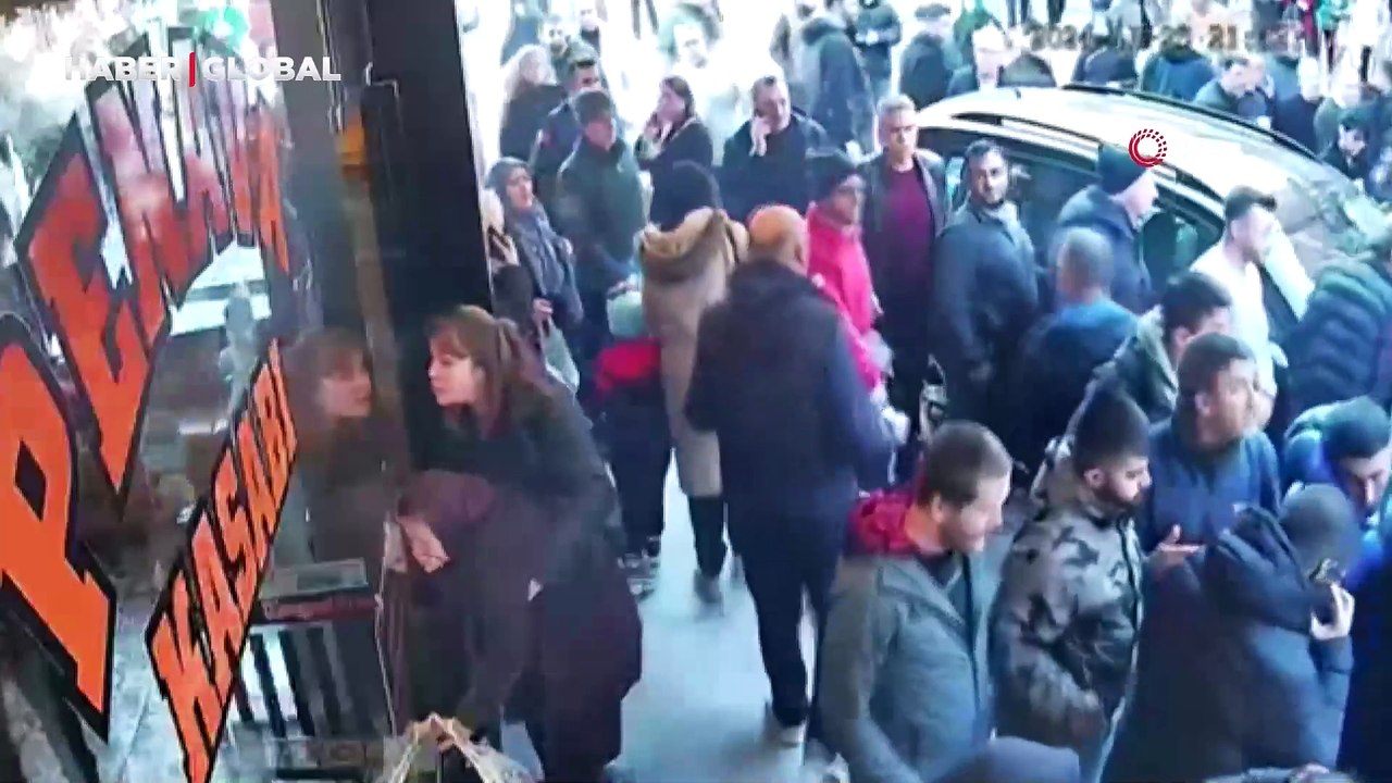 Direğin yayaların üzerine devrildiği kaza kamerada