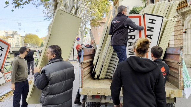 À Perpignan, les agriculteurs en colère ont rendu des panneaux volés