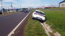 HB20 sai da pista e quase invade a contramão na BR-277, em Cascavel