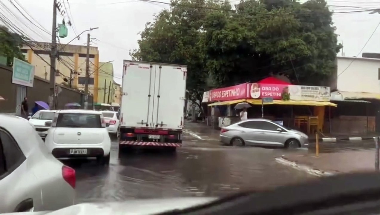 VÍDEO: Fortes chuvas alagam trecho no centro de Lauro de Freitas; assista