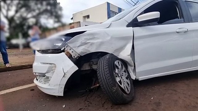 Acidente entre três carros é registrado na Avenida Tancredo Neves