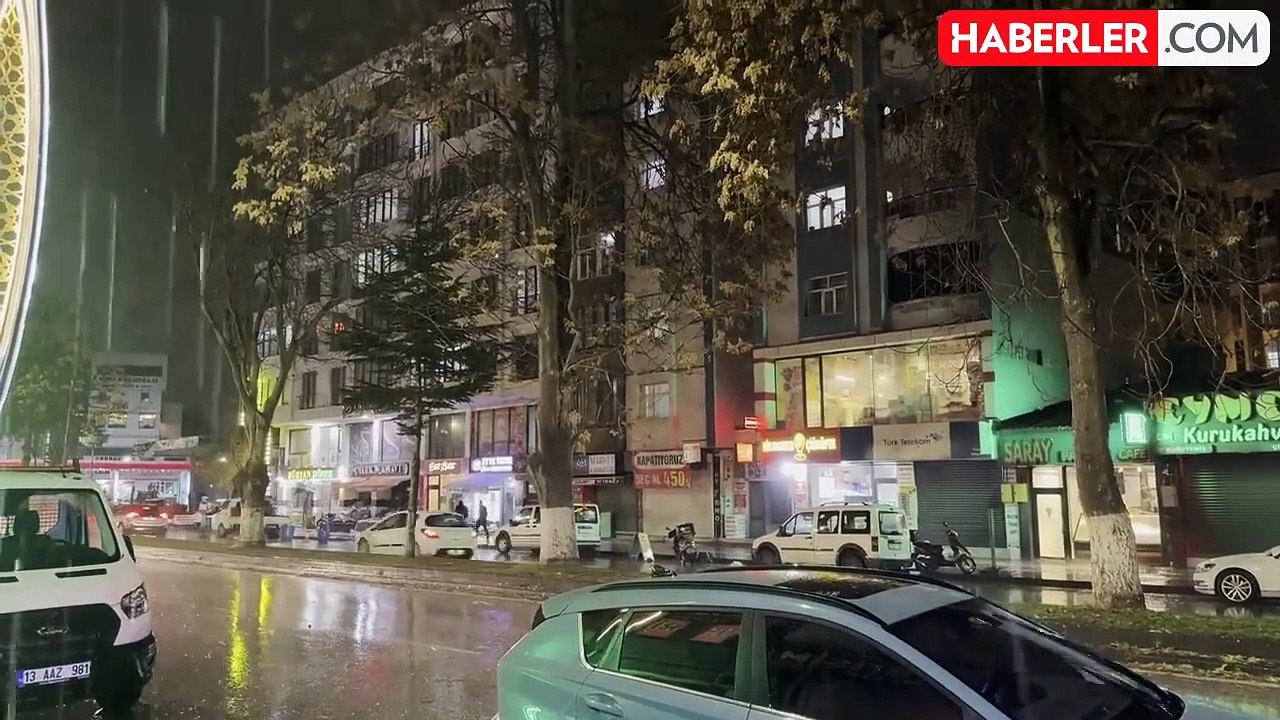 Tatvan'da Kar Yağışı İle Beyaz Kamuflaj