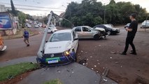 Acidente entre carros é registrado na Rua Manoel Ribas em Cascavel