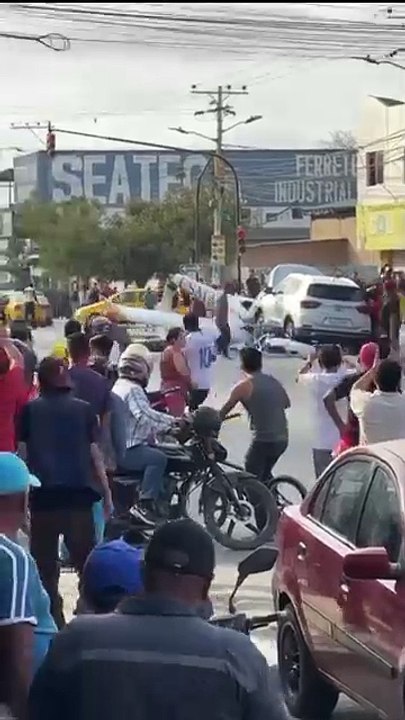 Video: una avioneta se desplomó en plena avenida en Ecuador y chocó contra un vehículo