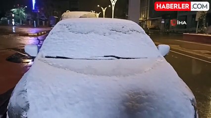 Erciş'e Mevsimin İlk Karı Yağdı