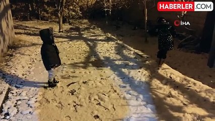 Erciş'e Mevsimin İlk Karı Yağdı