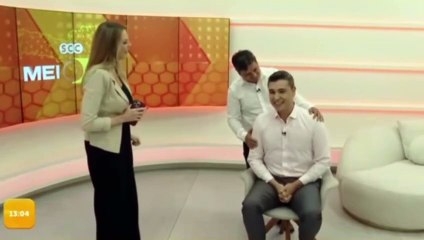 Jornalista é submetido a sessão de quiropraxia e reação provoca risadas