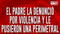 El padre la denunció por violencia y le pusieron una perimetral