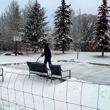 Un père canadien construit une patinoire familiale pour créer des souvenirs inoubliables
