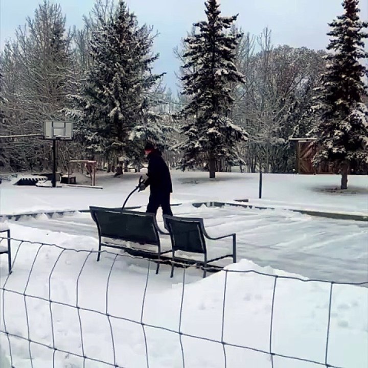 Un père canadien construit une patinoire familiale pour créer des souvenirs inoubliables