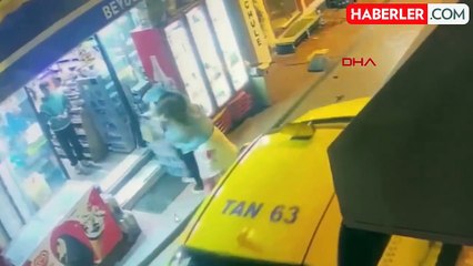 Taksim'de ABD'li kadın eşini yaralayıp sokakta yürüyenlere saldırdı