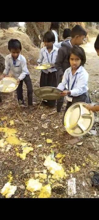 मिड-डे मील में बदबूदार सब्जी परोसने का मामला, ग्रामीणों ने किया हंगामा