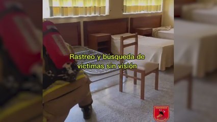 Unos maestros inesperados enseñan a los bomberos a salvar vidas a ciegas en los incendios más peliagudos