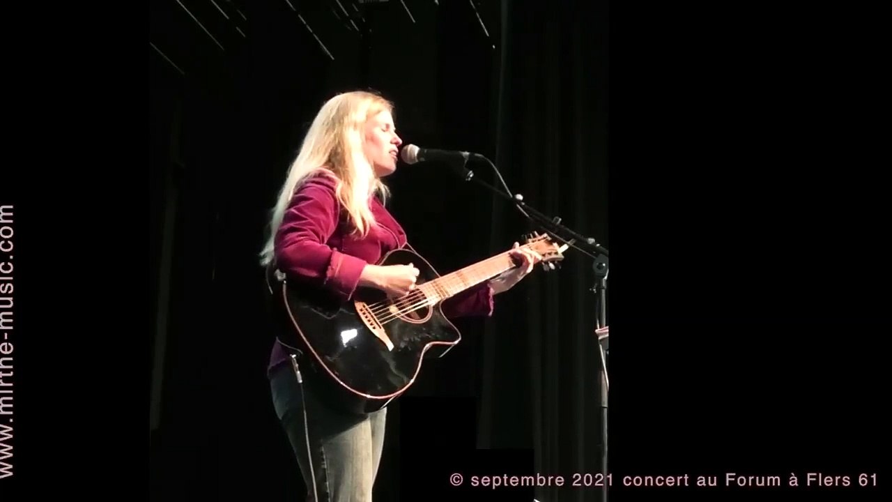 LEAVING THE NEST, une chanson de MIRTHE,concert 2021, guitare-voix, Flers 61, France