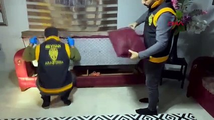 Çekyatın altından 7 silah çıktı; 'Sokakta buldum' dedi