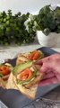 Tartine di Natale con crema di avocado e salmone affumicato