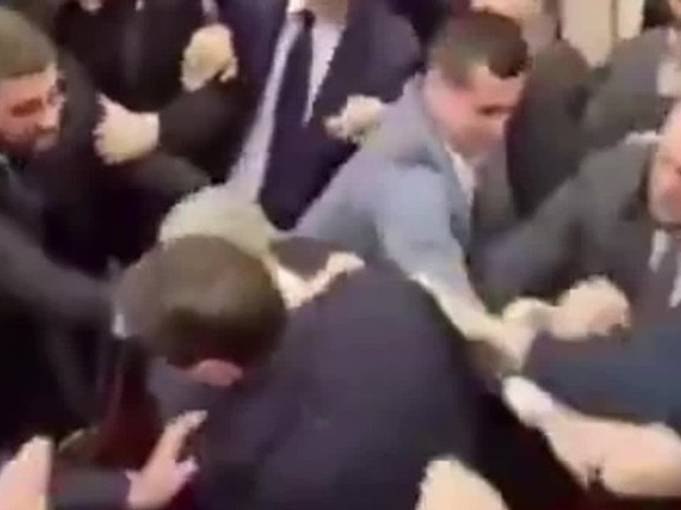 Chaotische Szenen: Schlägerei im serbischen Parlament