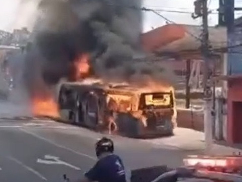 Brennender Bus rast ungebremst durch belebte Straße