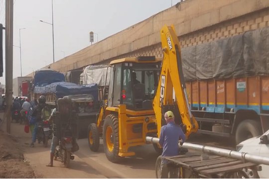 टाटीबंध के पास सड़क निर्माण के चलते बार- बार जाम
