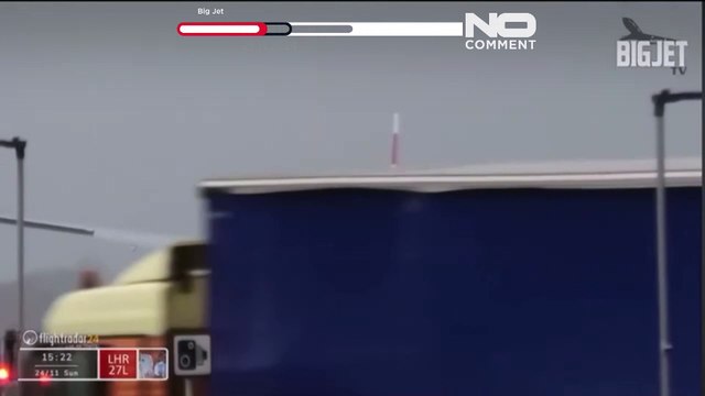 Пилоты пытаются посадить самолёт во время шторма Берт