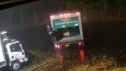 Lastwagen mit Arbeiter darin vom Parkplatz eines Lagerhauses gestohlen