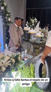 Regalan una llanta a unos novios