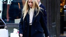 Quel cappotto blu che Gwyneth Paltrow indossa mattina e sera