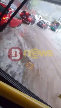 Ônibus virou barco : Baixa de Quintas alaga e água invade lojas