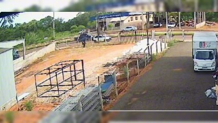 Video de outro ângulo mostra carro capotando 'sozinho'