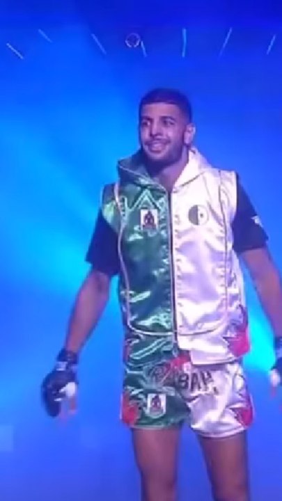 Younes Rabah nouveau phénomène de la boxe thaï remporte un combat contre l’américain Abasolo.