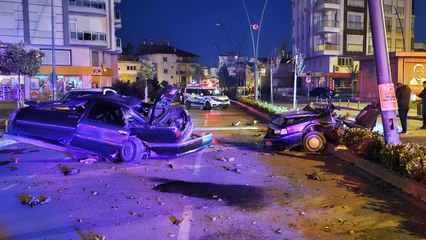 Antalya’da alkollü, ehliyetsiz sürücünün direğe çarpma anı kamerada