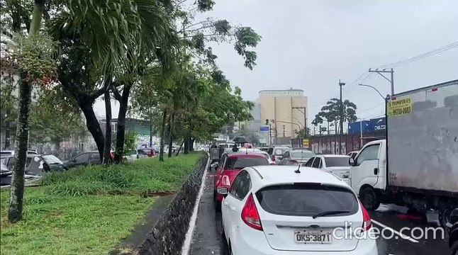 Motoristas enfrentam engarrafamento de 2h na Calçada por conta da chuva