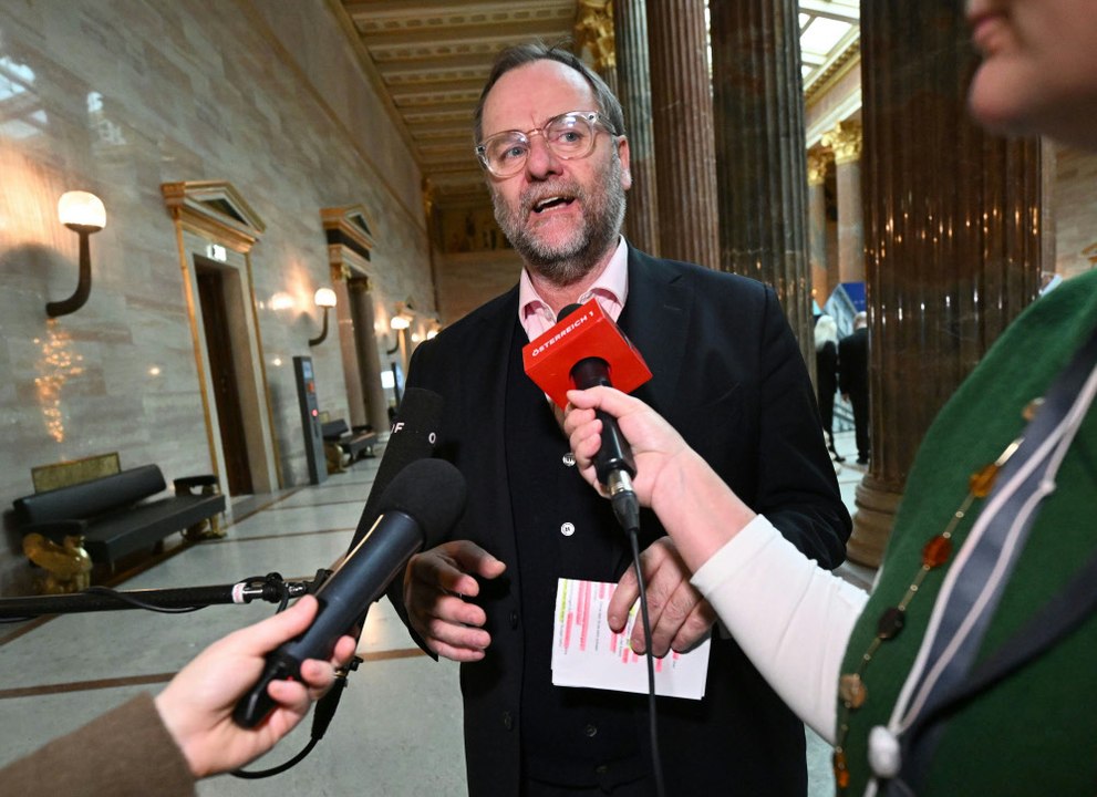 Neos 'erbost' über Gehaltsabschluss der Beamten