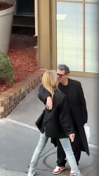 Marc Lavoine de nouveau au cœur des critiques après avoir embrassé Adriana Karembeu