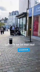 Des vendeurs d'une boutique Foot Locker poursuivent un voleur en pleine rue