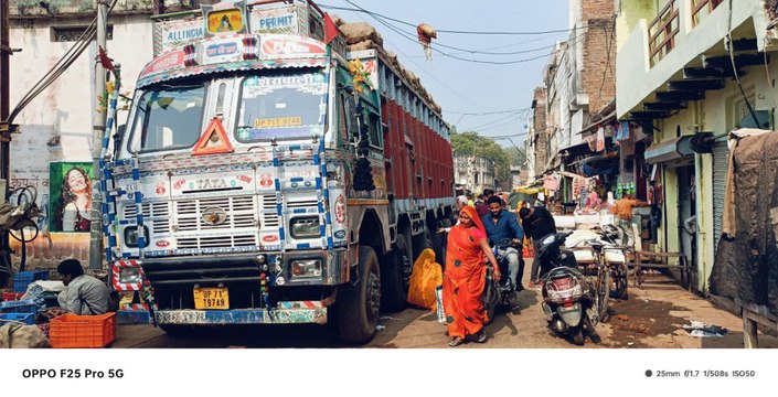 विडंबना: संकीर्ण मार्ग में खड़े रहते हैं ट्रक, नीचे सजती हैं दुकाने